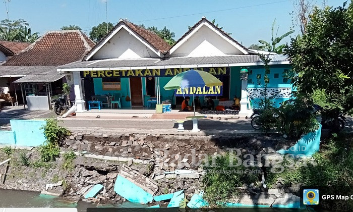 Plengsengan di aliran sungai gubuk Domas ambrol (Dok Foto Riyaman)