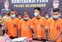 Kapolres Bojonegoro AKBP Muhammad SH, S.I.K, menyebutkan dua kasus pengroyokan tersebut terjadi di Kecamatan Kepohbaru dan di wilayah Kecamatan Balen kabupaten Bojonegoro saat gelar konfrensi pers di halaman Mapolres (Dok Foto HMS)
