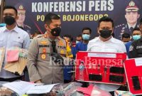  AKBP Muhammad SH, S.l.K. saat gelar konfresi pers dihalaman Mapolres Bojonegoro pada Selasa (14/06/2022) pagi (Dok Foto IST)