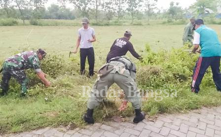 Sukseskan BBGRM XIX, TNI dan Warga Pomahan Gotong Royong Bersihkan Makam Desa (Dok Foto IST)