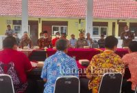 Muspika Kecamatan Junrejo gelar pertemuan dengan pihak Bank dan para peternak hewan yang terdampak wabah PMK, bertempat di Pendopo Kecamatan Junrejo Kota Batu, Selasa (31/05/2022) (Dok Foto IST)