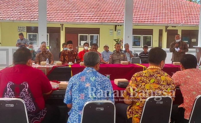 Muspika Kecamatan Junrejo gelar pertemuan dengan pihak Bank dan para peternak hewan yang terdampak wabah PMK, bertempat di Pendopo Kecamatan Junrejo Kota Batu, Selasa (31/05/2022) (Dok Foto IST)