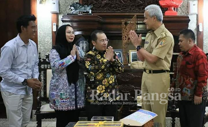 Gubernur Jawa Tengah Ganjar Pranowo saat menyambut Bupati Muko muko Senin (6/6) Dok Foto : DannizPujianta