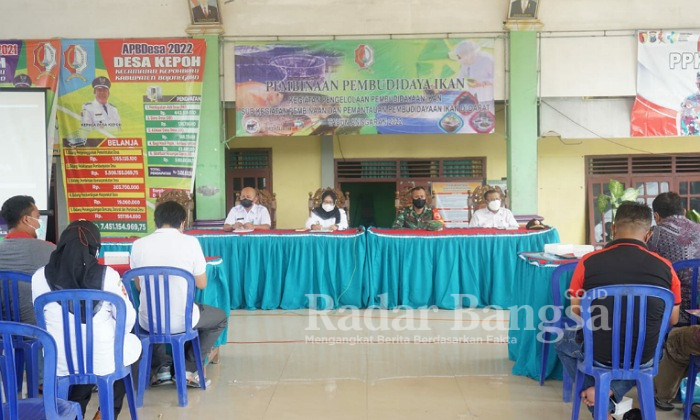 Bupati Bojonegoro saat sambutan virtual pada kegiatan Bimtek Kelompok Pembudidaya Ikan Darat di Balai Desa Kepoh Keamatan Kepohbaru, Kabupaten Bojonegoro, Rabu (15/06/2022). (Dok Foto KMF)