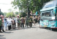 Sebanyak 446 Calon Jemaah Haji (CJH) asal Bojonegoro berangkat dari Pendopo Malowopati, Pemkab Bojonegoro, Minggu (5/6/2022). (Dok Foto IST)