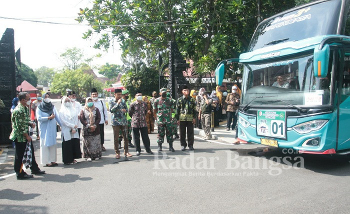 Sebanyak 446 Calon Jemaah Haji (CJH) asal Bojonegoro berangkat dari Pendopo Malowopati, Pemkab Bojonegoro, Minggu (5/6/2022). (Dok Foto IST)