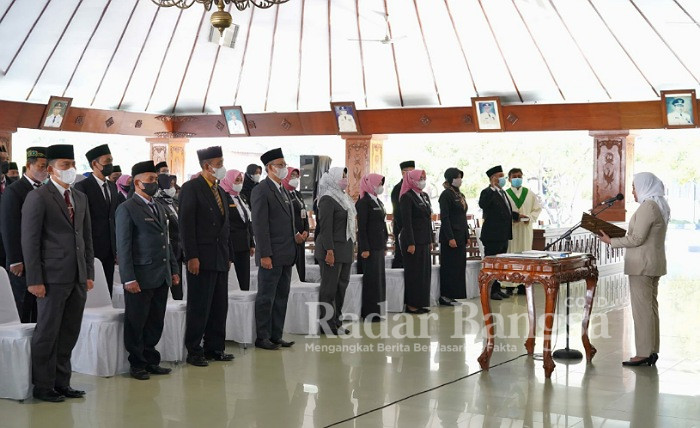 Bupati Bojonegoro saat melantikan  68 pejabat, Jumat (10/6/2022) di Pendopo Malowopati. (Dok Foto IST)