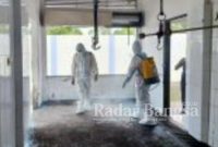 Tim BPBD Provinsi Jawa Timur bersama Polres Batu melakukan penyemprotan disinfektan di pasar hewan dan Rumah Potong Hewan  di desa Mojorejo Kecamatan Junrejo Kota Batu. Kamis (9/6/2022)
(Dok Foto IST)