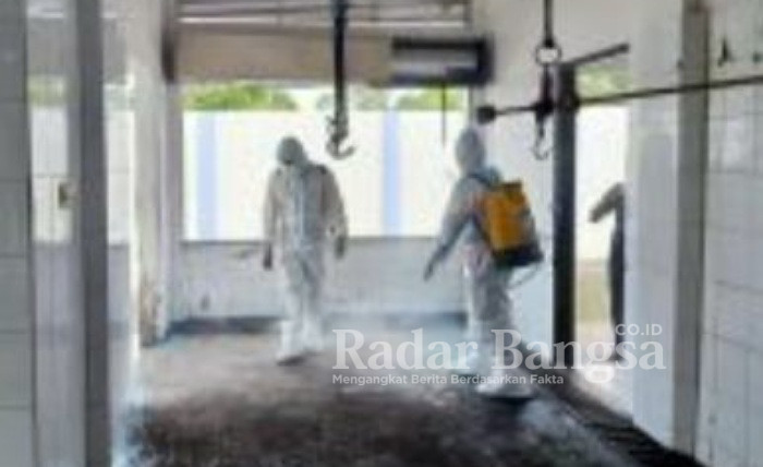 Tim BPBD Provinsi Jawa Timur bersama Polres Batu melakukan penyemprotan disinfektan di pasar hewan dan Rumah Potong Hewan  di desa Mojorejo Kecamatan Junrejo Kota Batu. Kamis (9/6/2022)
(Dok Foto IST)