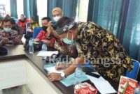 Plt. Camat kecamatan Cidaun, Kabupaten Cianjur, Provinsi Jawa Barat Syofyan Sanuri. S. Sos sedang menandatangani berkas kesepakatan bersama dalam lokakarya mini puskesmas rawat inap Cidaun triwulan 2 tahun 2022 dan diikuti oleh lintas sektor. (Dok. Photo AE Nasution/RadarBangsa.co.id)