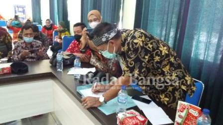 Plt. Camat kecamatan Cidaun, Kabupaten Cianjur, Provinsi Jawa Barat Syofyan Sanuri. S. Sos sedang menandatangani berkas kesepakatan bersama dalam lokakarya mini puskesmas rawat inap Cidaun triwulan 2 tahun 2022 dan diikuti oleh lintas sektor. (Dok. Photo AE Nasution/RadarBangsa.co.id)