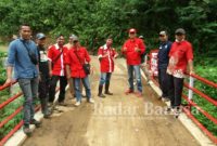 Plt. Camat Cidaun Syofyan Sanuri. S. Sos bersama tim monev DD dan ADD tahun anggaran 2022 beserta Kades Cibuluh Supriatna dan perangkat desa Cibuluh meninjau langsung hasil pembangunan pisik berupa infrastruktur jembatan, jalan, dan gedung PAUD anggaran DD dan ADD desa Cibuluh (Dok Foto IST)