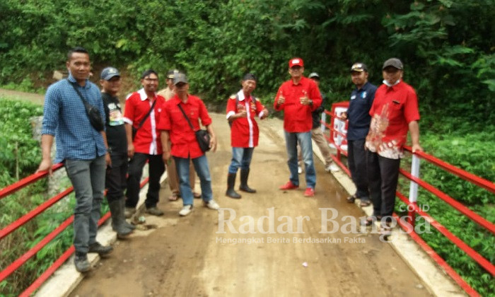 Plt. Camat Cidaun Syofyan Sanuri. S. Sos bersama tim monev DD dan ADD tahun anggaran 2022 beserta Kades Cibuluh Supriatna dan perangkat desa Cibuluh meninjau langsung hasil pembangunan pisik berupa infrastruktur jembatan, jalan, dan gedung PAUD anggaran DD dan ADD desa Cibuluh (Dok Foto IST)