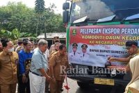 Bupati Sumenep Achmad Fauzi melepas 22 ton ekspor daun kelor kering di depan balai Desa Batang - Batang Laok (06/06) (Dok Foto IST)