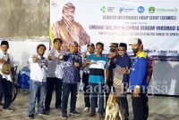 Pemberian hadiah utama satu ekor Kambing kepada peserta vaksinasi yang beruntung