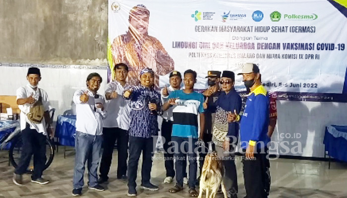 Pemberian hadiah utama satu ekor Kambing kepada peserta vaksinasi yang beruntung