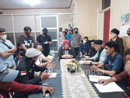 Pertemuan Kejari Gowa bersama LKBHMI dan Perwakilan HMI Pengunjuk rasa beserta awak media, di Ruang Kantor Kejari Gowa, Jumat (10/6/2022) (Dok Foto IST)