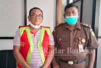 Pakai rompi tahanan Drs Edyy Suryono saat menyerahkan diri ke Kejari Lamongan (Dok Foto IST)