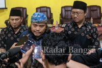 Panglima Nurhadi saat diwawancarai wartawan