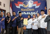 Ketua KPU, Ninik Sunarmi memberikan peraturan dan tahapan Pemilu 2024 kepada Ketua DPD Partai NasDem Kabupaten Kediri, Drs. H. Lutfi Mahmudiono