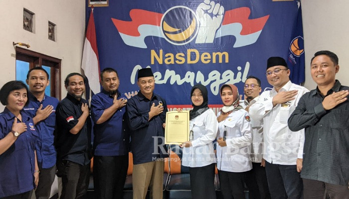 Ketua KPU, Ninik Sunarmi memberikan peraturan dan tahapan Pemilu 2024 kepada Ketua DPD Partai NasDem Kabupaten Kediri, Drs. H. Lutfi Mahmudiono