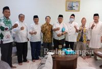 Ketua Umum NU Circle Dr.R. Gatot Prio Utomo (tiga dari kiri) dalam sebuah pertemuan upaya sinergi pentahelix melibatkan lima elemen kunci yaitu masyarakat, dunia usaha dan industri, akademisi, pemerintah, dan media. (Dok Foto IST)