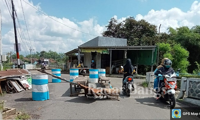 Jembatan di jalan poros kabupaten Lumajang yang ambles (Dok Foto Riyaman)