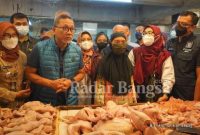 Menteri Perdagangan, Zulkifli Hasan meninjau barang kebutuhan pokok (bapok) di Pasar Kosambi, Bandung, Kamis (23 Juni)
