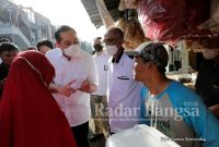 Menteri Perdagangan, Muhammad Lutfi meninjau implementasi sistem distribusi closed loop Program Minyak Goreng Curah Rakyat oleh Pelaku Usaha Jasa Logistik dan Eceran (PUJLE) di Pasar Ciputat, Tangerang Selatan, Banten, Rabu (08/06)