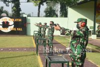 Suasana personil Korem 084/BJ melatih kemampuan menembak pistol secara periodik (Dok Foto IST)