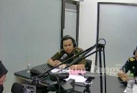 Anton Wahyudi saat diundang menjadi narasumber bersama kantor Bea Cukai Gresik dalam acara dialog sosialisasi bidang cukai tentang peredaran rokok ilegal di salah satu stasiun radio Lamongan. (Dok Foto IST)