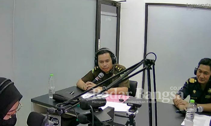 Anton Wahyudi saat diundang menjadi narasumber bersama kantor Bea Cukai Gresik dalam acara dialog sosialisasi bidang cukai tentang peredaran rokok ilegal di salah satu stasiun radio Lamongan. (Dok Foto IST)