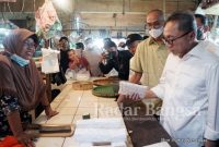 Menteri Perdagangan, Zulkifli Hasan meninjau sejumlah tempat penjualan minyak goreng curah rakyat (MGCR) di beberapa toko kelontong di wilayah Klender, Jakarta, Rabu (22 Juni).