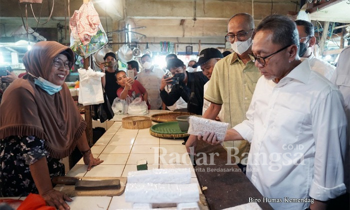 Menteri Perdagangan, Zulkifli Hasan meninjau sejumlah tempat penjualan minyak goreng curah rakyat (MGCR) di beberapa toko kelontong di wilayah Klender, Jakarta, Rabu (22 Juni).