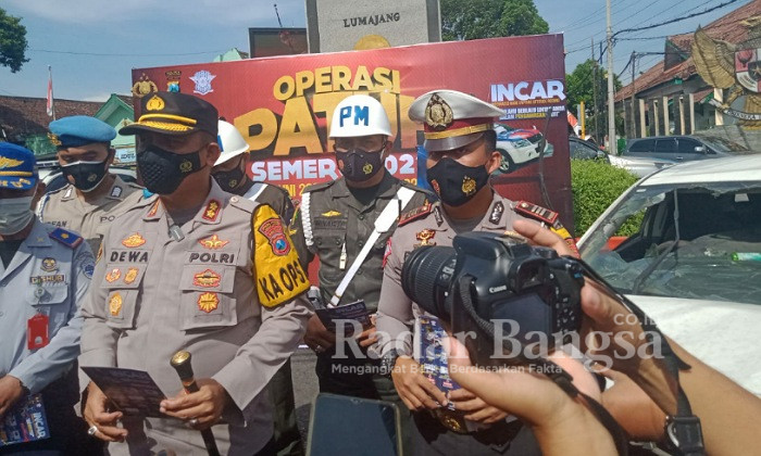 Kapolres Lumajang, AKBP. Dewa Putu Eka D, S.I.K., pimpin apel gelar pasukan operasi patuh Semeru 2022 (Dok Foto Humas)