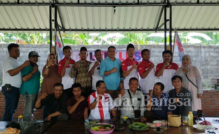 Ketua LSM LBSI Kabupaten Lumajang, Hari, SH  saat foto bersama (Dok Foto Riyaman RadarBngsa.co.id)