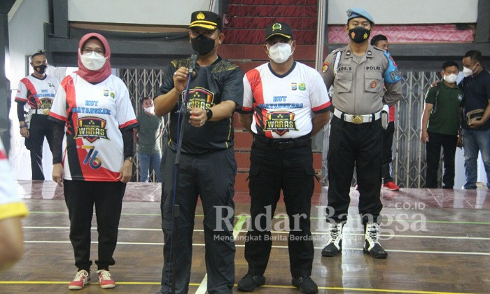 Kapolres Lumajang, AKBP. Dewa Putu Eka D, S.I.K., M.H memimpin apel pembukaan lomba kejuaraan bulutangkis di GOR Wira Bhakti Lumajang, Minggu, (12/6/2022) (Dok Foto IST)