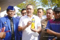 Menteri Perdagangan, Zulkifli Hasan meninjau ketersediaan stok dan harga minyak goreng di Pasar Toaya, Donggala, Sulawesi Tengah, Rabu (29 Juni)