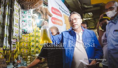 Menteri Perdagangan, Zulkifli Hasan meninjau stock point Minyak Goreng Curah Rakyat (MGCR) di Pasar Kramat Jati, Jakarta, Sabtu (25 Juni).