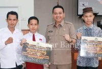  Plh. Bupati Muara Enim, Kurniawan, AP,.M.Si., yang didampingi Pj. Sekretaris Daerah Kabupaten Muara Enim, Drs. Emran Tabrani, M.Si., penyerahan bonus kepada pemenang MTQ, bertempat di Ruang Rapat Pangripta Nusantara, Bappeda Muara Enim. pada Senin (13/6/2022)  (Dok Foto IST)