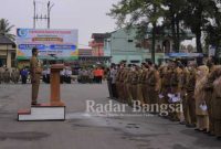Drs.Mara Ondak,MM Sekda Kabupaten Pasaman saat mengambil apel pagi di halaman kantor Bupati Pasaman (Dok Foto Yulia)