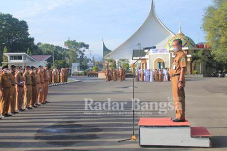  Drs.Mara Ondak,MM Sekda Kabupaten, saat memberikan arahan pada apel Gabungan di halaman Kantor Bupati Pasaman, Senin (06/06/2022) (Dok Foto HMS)