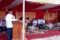 Bupati Pasaman Benny Utama menyempatkan diri hadir bersama masyarakat Pasar Malampah guna melihat langsung kegiatan batagak kudo-kudo Surau dagang Pasar Malampah, yang dadakan masyarakat setempat Rabu.(15/6/22) (Dok Foto Yulia/RB)