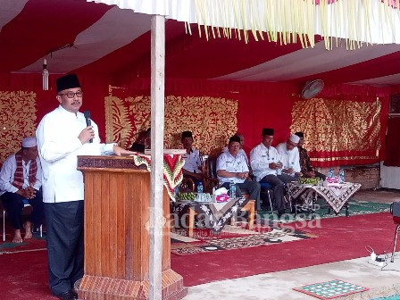 Bupati Pasaman Benny Utama menyempatkan diri hadir bersama masyarakat Pasar Malampah guna melihat langsung kegiatan batagak kudo-kudo Surau dagang Pasar Malampah, yang dadakan masyarakat setempat Rabu.(15/6/22) (Dok Foto Yulia/RB)