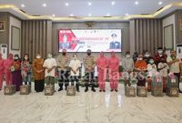 Wakapolda Jatim Brigjen Pol Slamet Hadi Supraptoyo, didampingi Kabiddokes dan Pejabat Utama Polda Jatim. Kegiatan Bakti Sosial ini juga terkoneksi secara virtual dengan bapak Kapolri Jenderal Polisi Listyo Sigit Prabowo dari acara Bakti Sosial Hut Bhayangkara di Ibu Kota Negara (IKN) Kalimantan Timur (Foto IST)