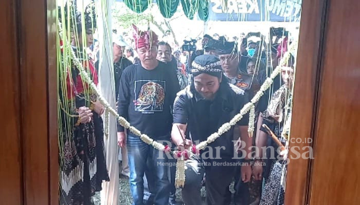 Mas Pipin melakukan pemotong pita menggunakan sebilah keris