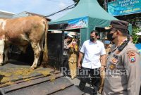 Kapolres Pasuruan AKBP Erick Frendriz, S.I.K., M.Si. bersama Kasat Reskrim, Kasat Lantas, Wakapolsek Prigen, dan Forkopimcam Prigen mengecek langsung Pos Penyekatan mobilitas keluar masuk kendaraan hewan ternak dalam rangka antisipasi penyebaran penyakit mulut dan kuku (PMK) hewan ternak di Kecamatan Prigen, Kabupaten Pasuruan, Selasa (07/06/2022). (Dok Foto IST)