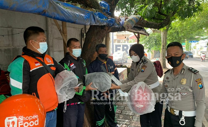 Kegiatan Satlantas Polresta Batu diawali dengan sosialisasi menjelang Operasi Patuh Semeru 2022 dengan pembagian doorprize berupa helm (Dok Foto IST)