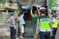 Anggota Polresta Batu saat pemantauan kendaraan pengangkut Hewan (Dok Foto IST)