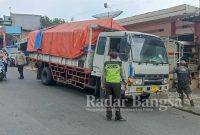 Anggota Polresta Batu saat memantau Mobil pengangkut Hewan (Dok Foto IST)